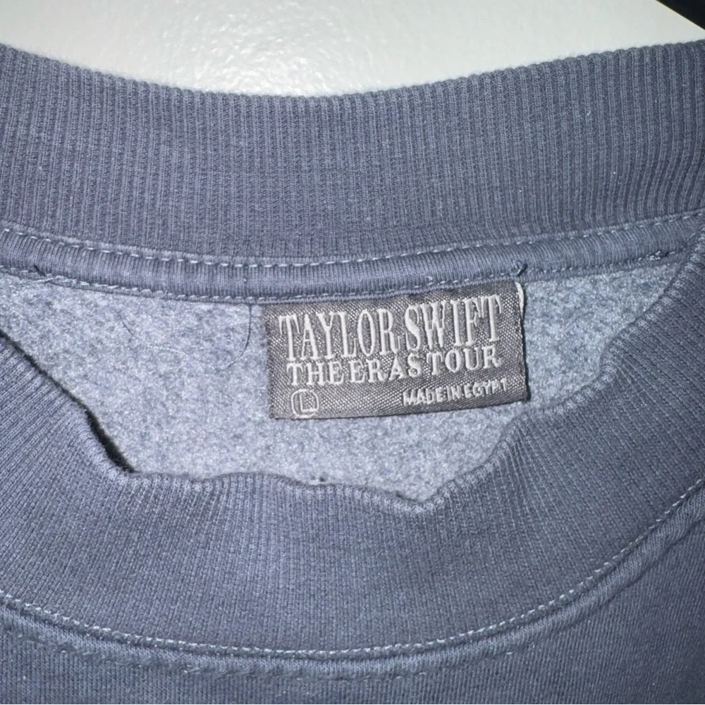 Taylor Swift Eras Tour Sweatshirt Large Dark Gray Blue - Picture 2 of 4